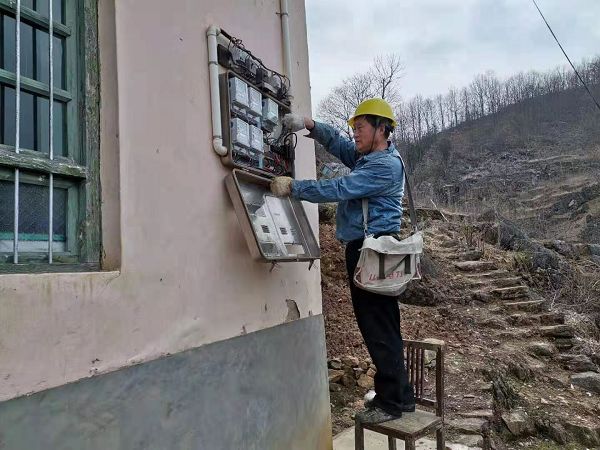 全國勞模寧啟水的年三十“誰都想回家團團圓圓過年，我就想把機會讓給家在外地的員工，咱家就在當?shù)兀汗?jié)值班是我應(yīng)盡的本分。”2月11日，大年三十，在供電所值班的寧啟水說。其實，每年春節(jié)寧啟水（后稱啟水）每天不是守在供電所，就是外出檢查線路，對發(fā)現(xiàn)的安全隱患及時清除，無論如何也要確保老百姓過上一個亮亮堂堂的春節(jié)。