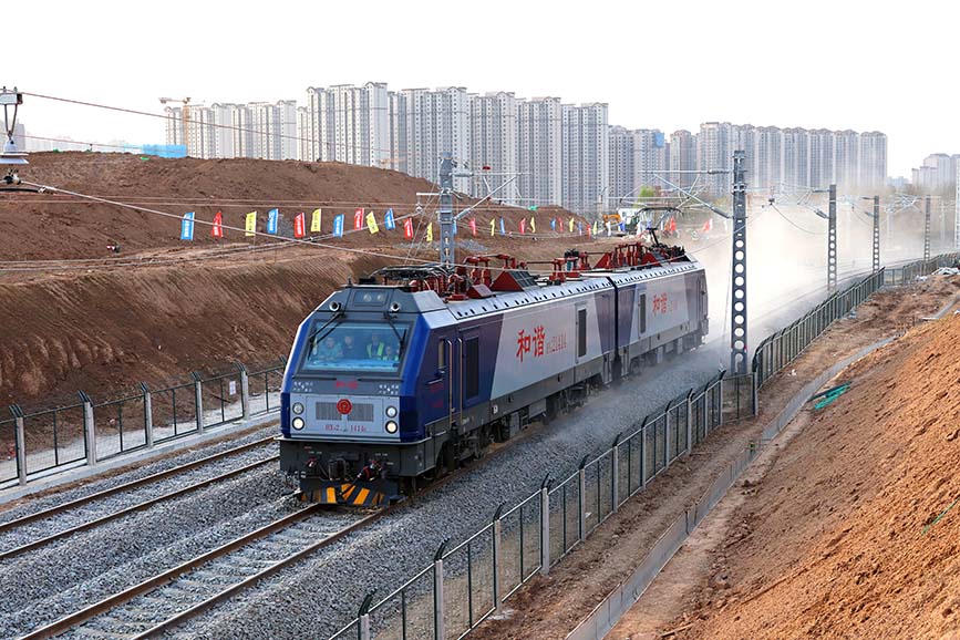 西安東站建設(shè)區(qū)域，電力機(jī)車從剛剛開通的西康便線順利通過。劉翔攝