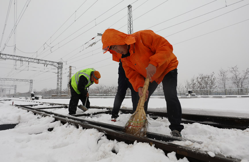 鐵路人加大對道岔設(shè)備的除雪、檢修和保養(yǎng)力度。閆強攝 