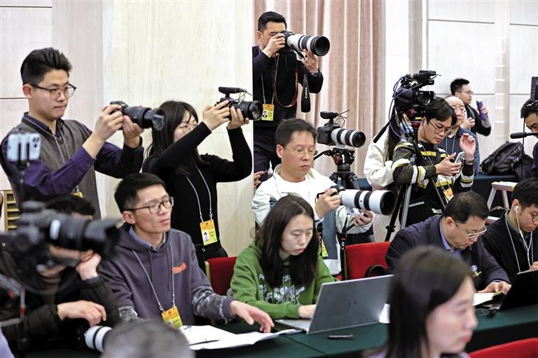 3月6日，在北京人民大會(huì)堂陜西廳，媒體記者在陜西代表團(tuán)開放日活動(dòng)中采訪拍攝。母家亮攝