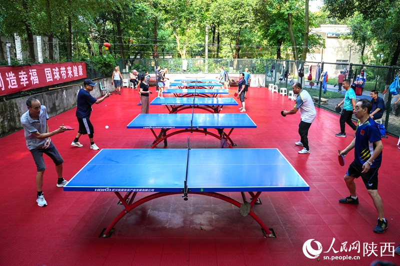 西安市勞動(dòng)公園內(nèi)，乒乓球愛(ài)好者們激戰(zhàn)正酣。人民網(wǎng)記者 賈凱璐攝