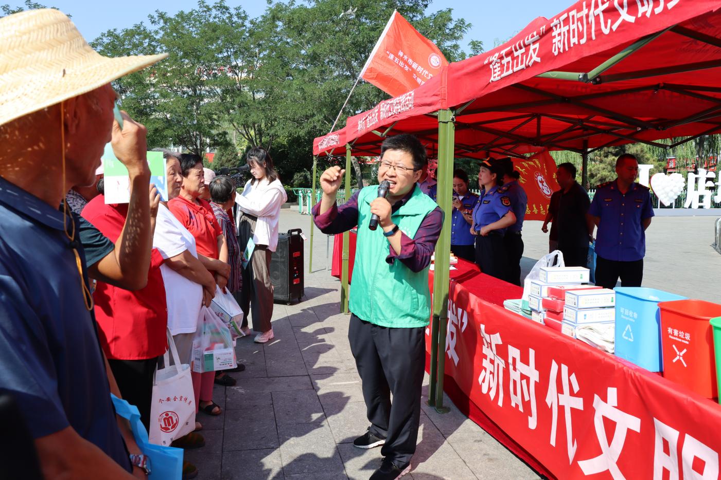 8月15日，神木市“逢五出發(fā) ”新時代文明實踐活動走進店塔鎮(zhèn)開展垃圾分類宣講。